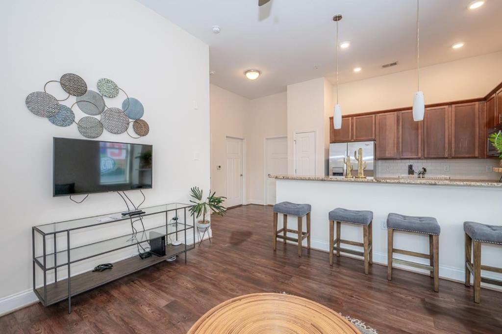 Laid Back 1Br W Comfy Living Room And Bar Charlotte Esterno foto