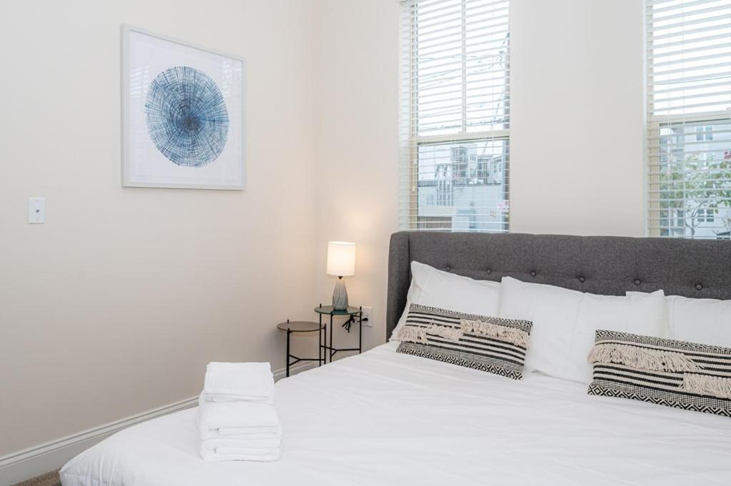 Laid Back 1Br W Comfy Living Room And Bar Charlotte Esterno foto