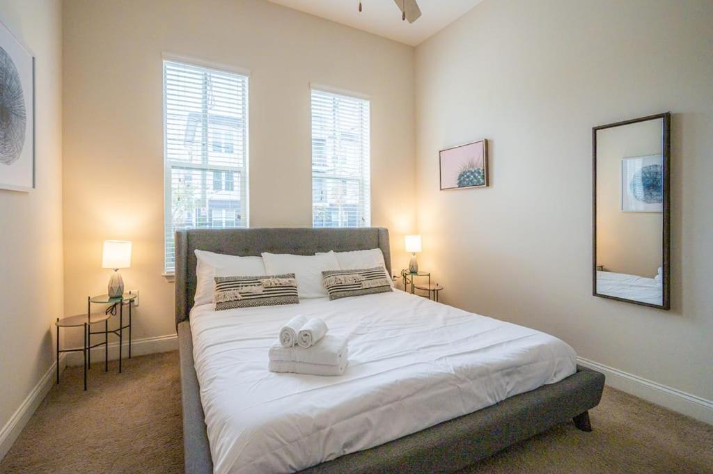 Laid Back 1Br W Comfy Living Room And Bar Charlotte Esterno foto