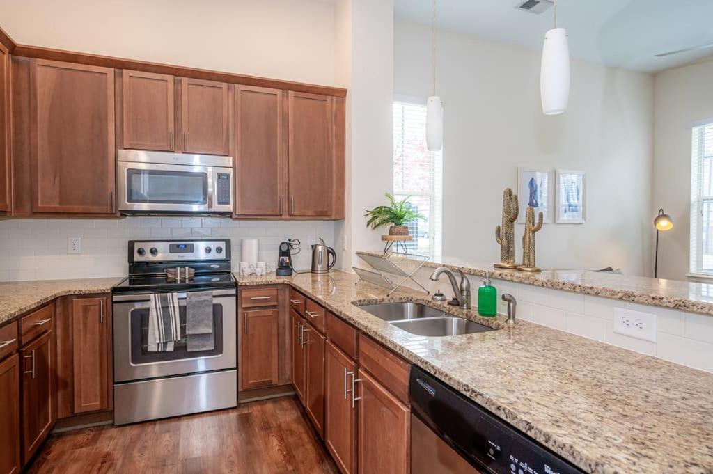 Laid Back 1Br W Comfy Living Room And Bar Charlotte Esterno foto